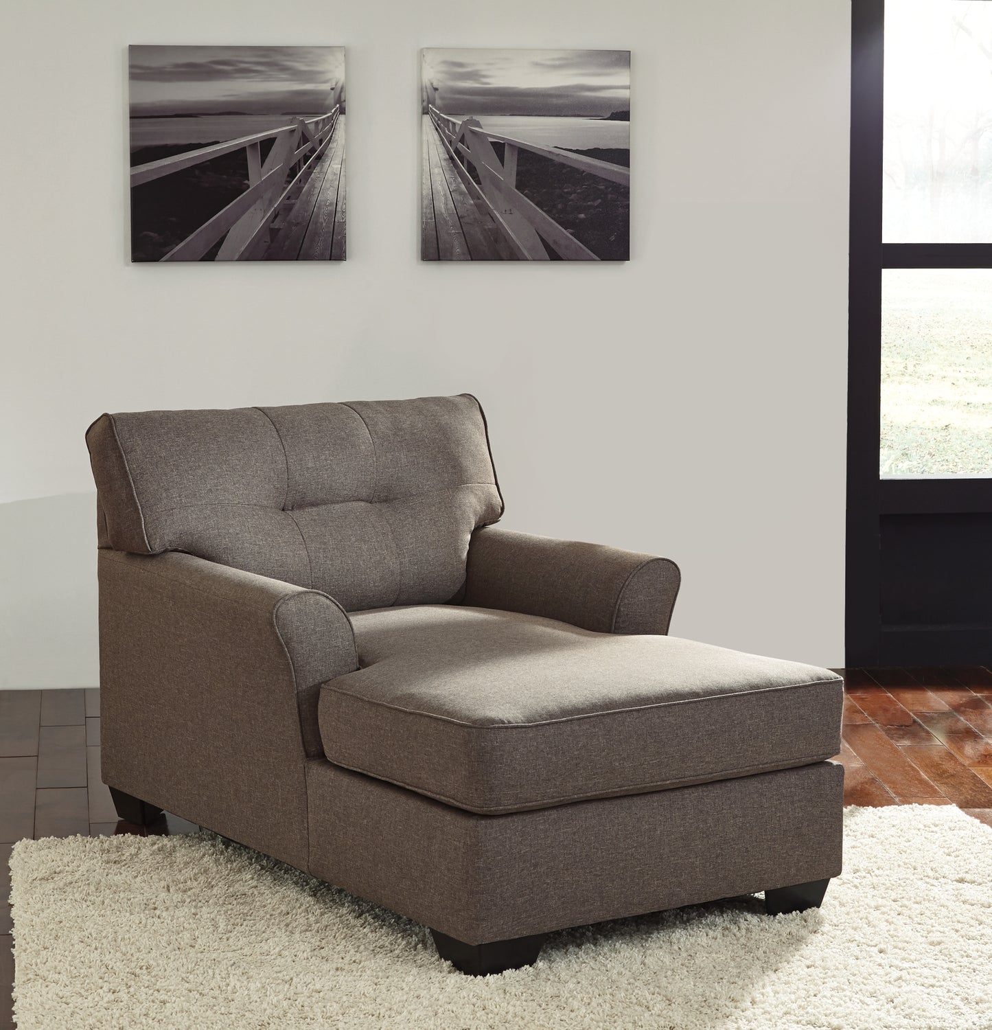 Tibbee Chaise